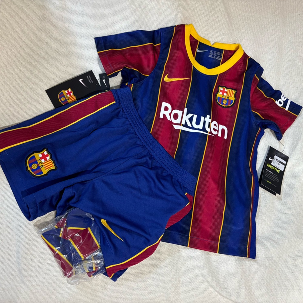 Ronaldinho Nike Kids Soccer Kit - XS (New with Tags)